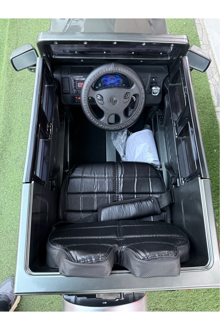 BRABUS GRİ METALİK BOYALI AKÜLÜ ARABA 0-6 YAŞ 